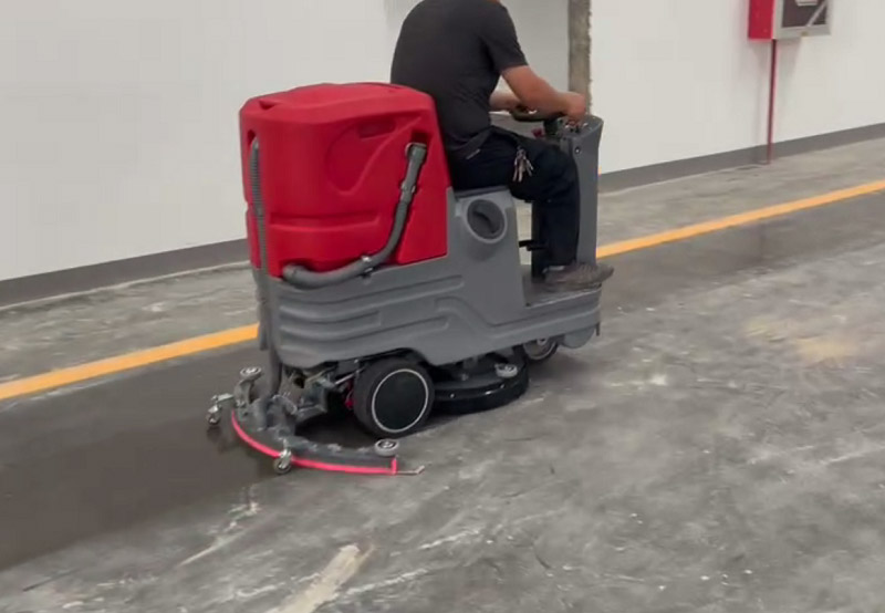 炎炎夏日怎么保養(yǎng)洗地機(jī)電池？